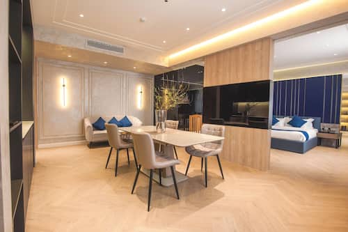 Executive Suite, 1 Queen Bed | Living area | 42-inch LED TV with cable channels