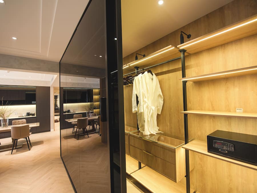 Suite ejecutiva, 1 cama de matrimonio | Zona de estar | Televisión LED de 42 pulgadas con canales por cable