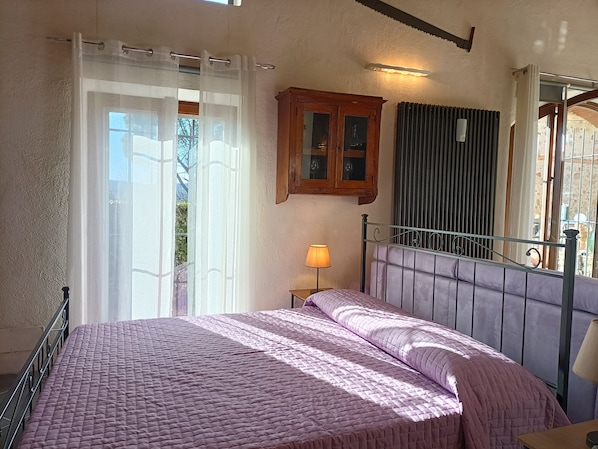 1 habitación, tabla de planchar con plancha, wifi gratis y ropa de cama 