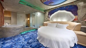 Une chambre à coucher avec un lit, une baignoire et une fresque au plafond.