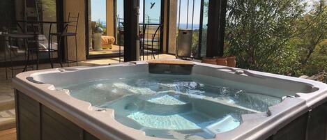 Outdoor spa tub