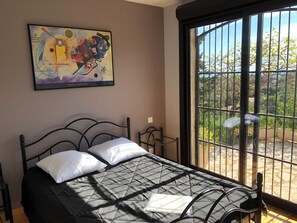 2 chambres, fer et planche à repasser
