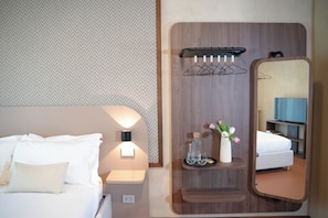 Quarto casal conforto, sacada, vista para o parque | Quartos à prova de som, ferros/tábuas de passar roupa, Wi-Fi de cortesia