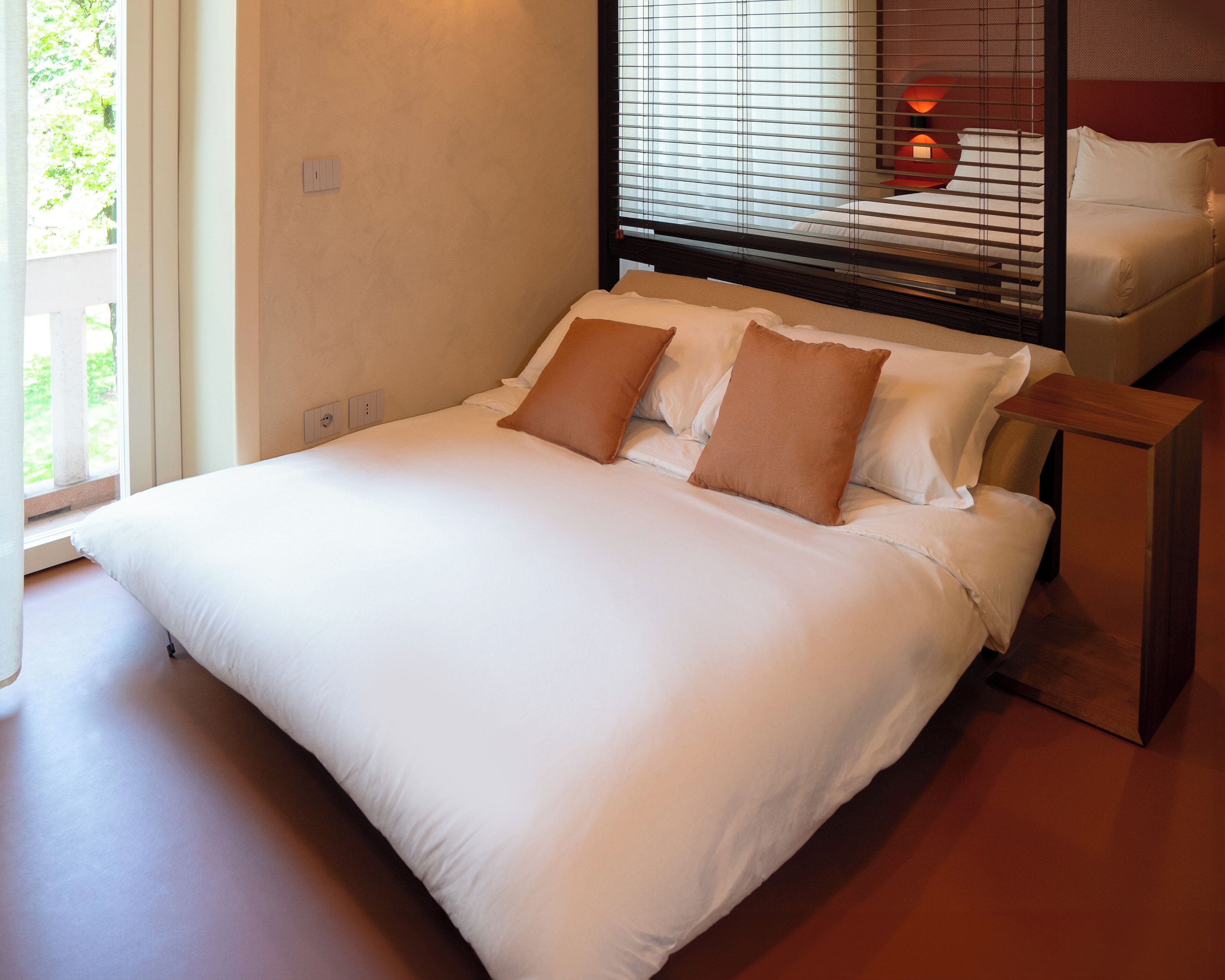 Deluxe-Vierbettzimmer, Balkon, Parkblick | Badezimmer | Dusche, Haartrockner, Handtücher, Seife