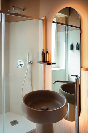 Quarto casal conforto | Banheiro | Chuveiro, secador de cabelo, bidê, toalhas de banho