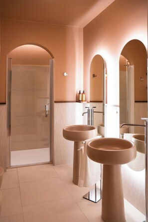 Deluxe-Vierbettzimmer, Balkon, Parkblick | Badezimmer