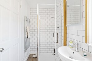 Douche, serviettes fournies, papier toilette