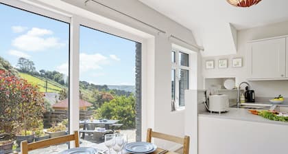 5 Bedroom House Walking distance to Beaches & Ferry to Salcombe