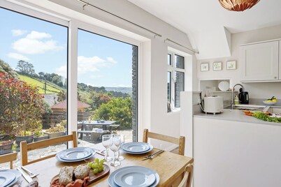 5 Bedroom House Walking distance to Beaches & Ferry to Salcombe