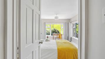 5 bedrooms, free WiFi, bed sheets