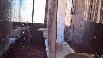 Classic Apartment | Bathroom | Combined shower/tub, rainfall showerhead, hair dryer, towels