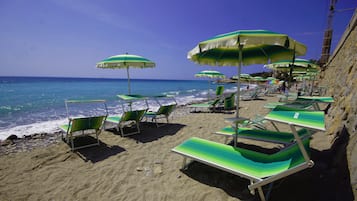 Platja privada, platja de sorra negra i gandules de platja