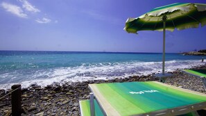 Private beach, black sand, sun-loungers, beach umbrellas - Lora Hotel (Bordighera)