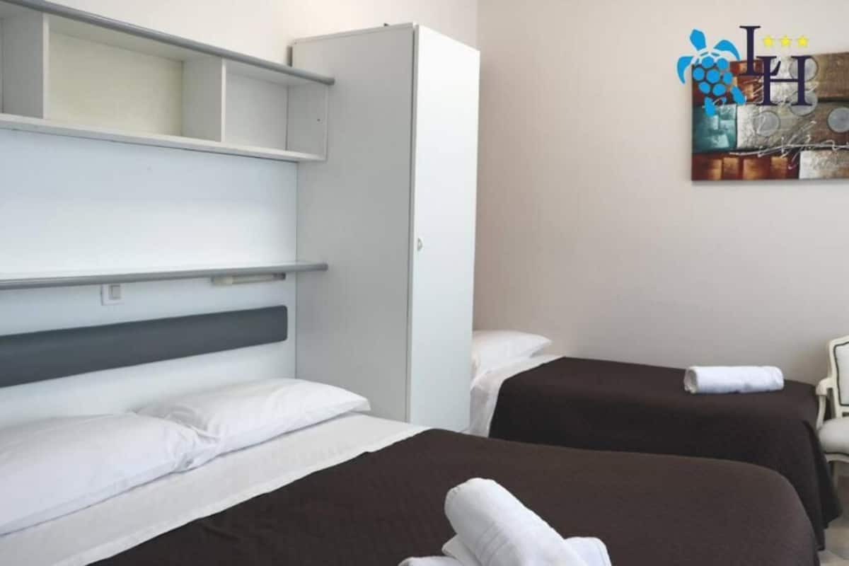 Chambre Triple Premium, balcon, vue mer | Draps en coton égyptien, literie de qualité supérieure