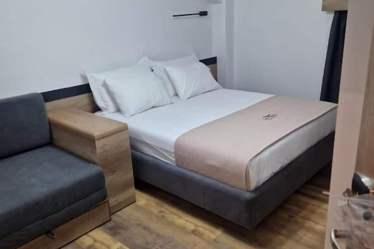 Escritorio, wifi gratis y ropa de cama