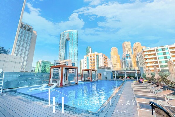 สระว่ายน้ำกลางแจ้ง