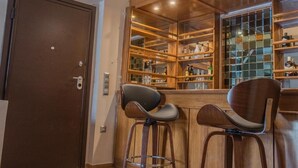 Eine Bar mit Holzböden und zwei Barhocker.