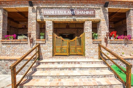 Entrada (vista interna). Hani i Taulant Shahinit