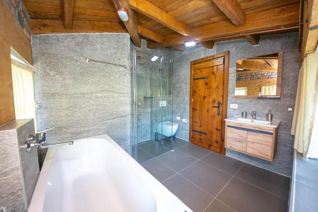 Tweepersoonskamer, uitzicht op bergen | Badkamer | Gratis toiletartikelen, een haardroger, handdoeken, zeep