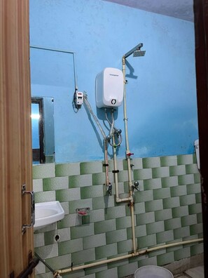 Een douche, handdoeken, zeep, shampoo