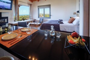 1 bedroom, desk, iron/ironing board, WiFi - Cozy Retreat - Discover tranquility in Maleme, Crete. (GV82+HP2 Maleme, Greece)