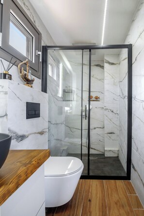 吹风机、毛巾、肥皂、洗发水