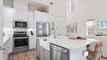 ثلاجة، ميكروويف، فرن، موقد طهي مسطح