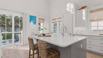 ثلاجة، ميكروويف، فرن، موقد طهي مسطح