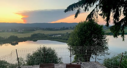 Ancienne ferme jurassienne avec vue panoramique sur le lac de l'Abbaye