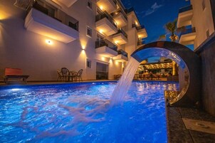 Una piscina al aire libre de temporada