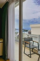 Suite junior, balcón, vistas al mar | Escritorio, sistema de insonorización, wifi gratis y ropa de cama