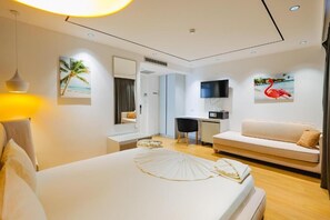 Kamar Triple Deluks, balkon, pemandangan laut | Meja kerja, kedap suara, Wi-Fi gratis, dan seprai linen