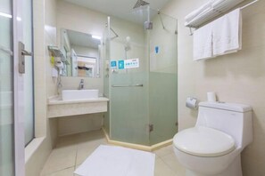A bathroom with a glass-enclosed shower, a white toilet, a sink, and a mirror. - Zhaojun Mountain Villa (Xingshan High-speed Railway Station) (Xingshan)