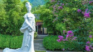 A statue in a garden with a building in the background. - Zhaojun Mountain Villa (Xingshan High-speed Railway Station) (Xingshan)
