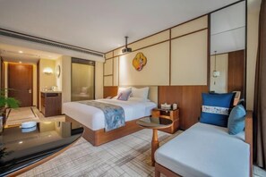 A hotel room with a bed, a desk, a chair, and a small table. - Zhaojun Mountain Villa (Xingshan High-speed Railway Station) (Xingshan)