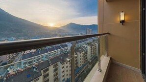 A balcony with a view of a cityscape and mountains. - Zhaojun Mountain Villa (Xingshan High-speed Railway Station) (Xingshan)
