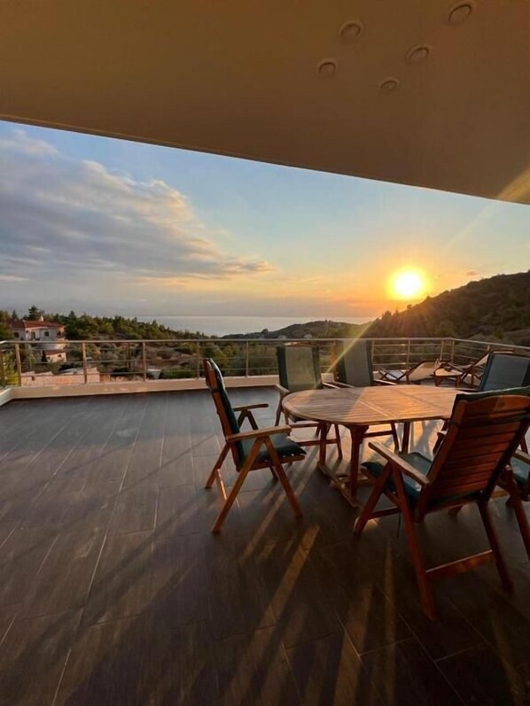 Deluxe Villa | Balcony - 260sqm villa in Loutraki with a sea view (Loutraki-Agioi Theodoroi)