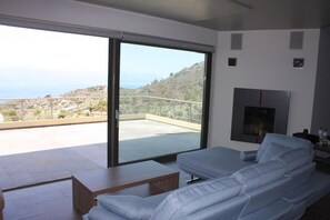 Villa Deluxe | Área de sala de estar | Televisión de pantalla plana