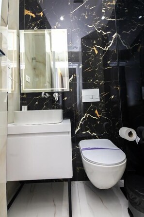 Standard Tek Büyük Yataklı Oda | Banyo | Duş, saç kurutma makinesi, terlik, havlu