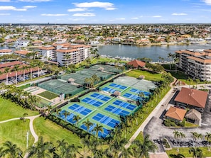 Sports court - Beachfront 2BR, 2BA condo with pool, wifi, and heated pool access. (Marco Island)