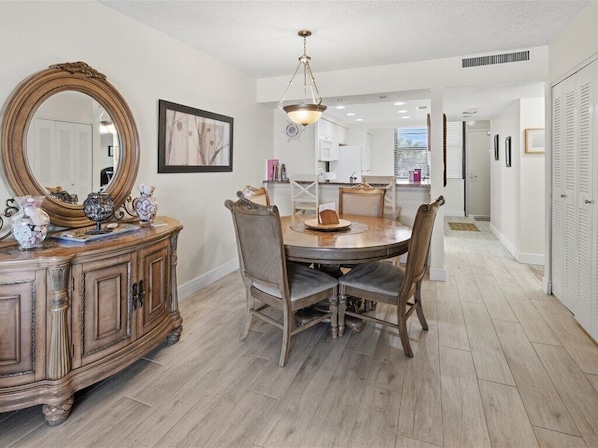 Dining - Beachfront 2BR, 2BA condo with pool, wifi, and heated pool access. (Marco Island)