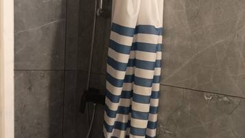 Douche, serviettes fournies, savon, papier toilette