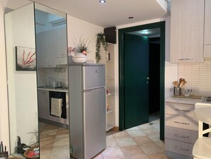 Fridge, microwave, oven, stovetop - 10 Minutes Walk From San Pietro Excellent for 4 People, Families and Friends (Roma)