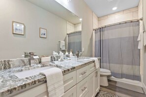 Regadera, secadora de cabello, toallas, shampoo 