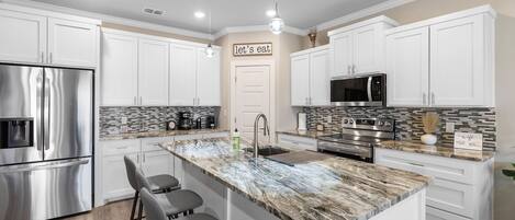 冷蔵庫、電子レンジ、オーブン、コンロ