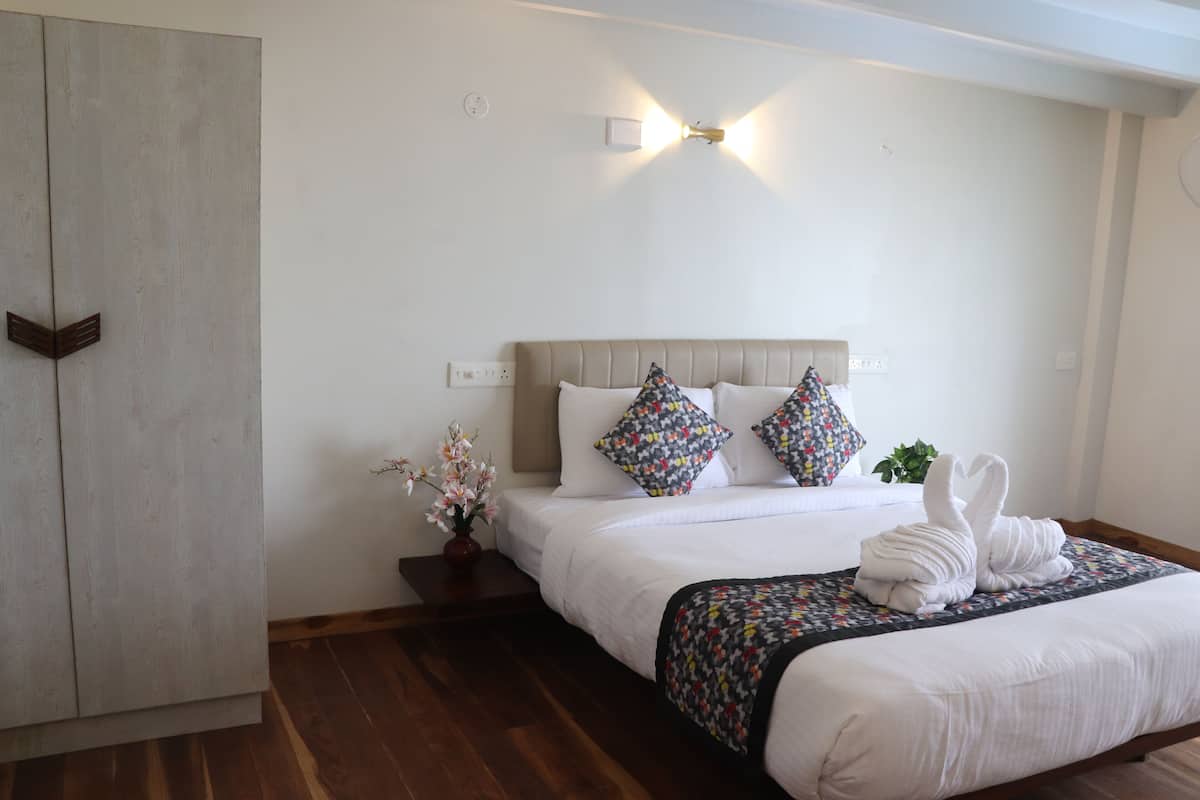 Comfort Triple Room | 1 bedroom, desk, iron/ironing board, bed sheets