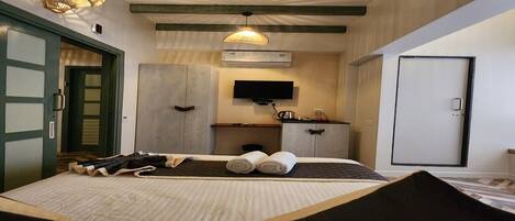 1 habitación, escritorio, tabla de planchar con plancha y ropa de cama