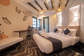 Junior Suite | Desk, soundproofing, iron/ironing board, bed sheets