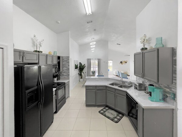 Frigorifero, microonde, forno, piano cottura