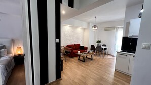 Un apartamento moderno con sala de estar, comedor y cocina.